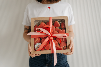 Najlepšie darčeky na Medzinárodný deň žien – zmyselné prekvapenia, ktoré rozohrejú zmysly!